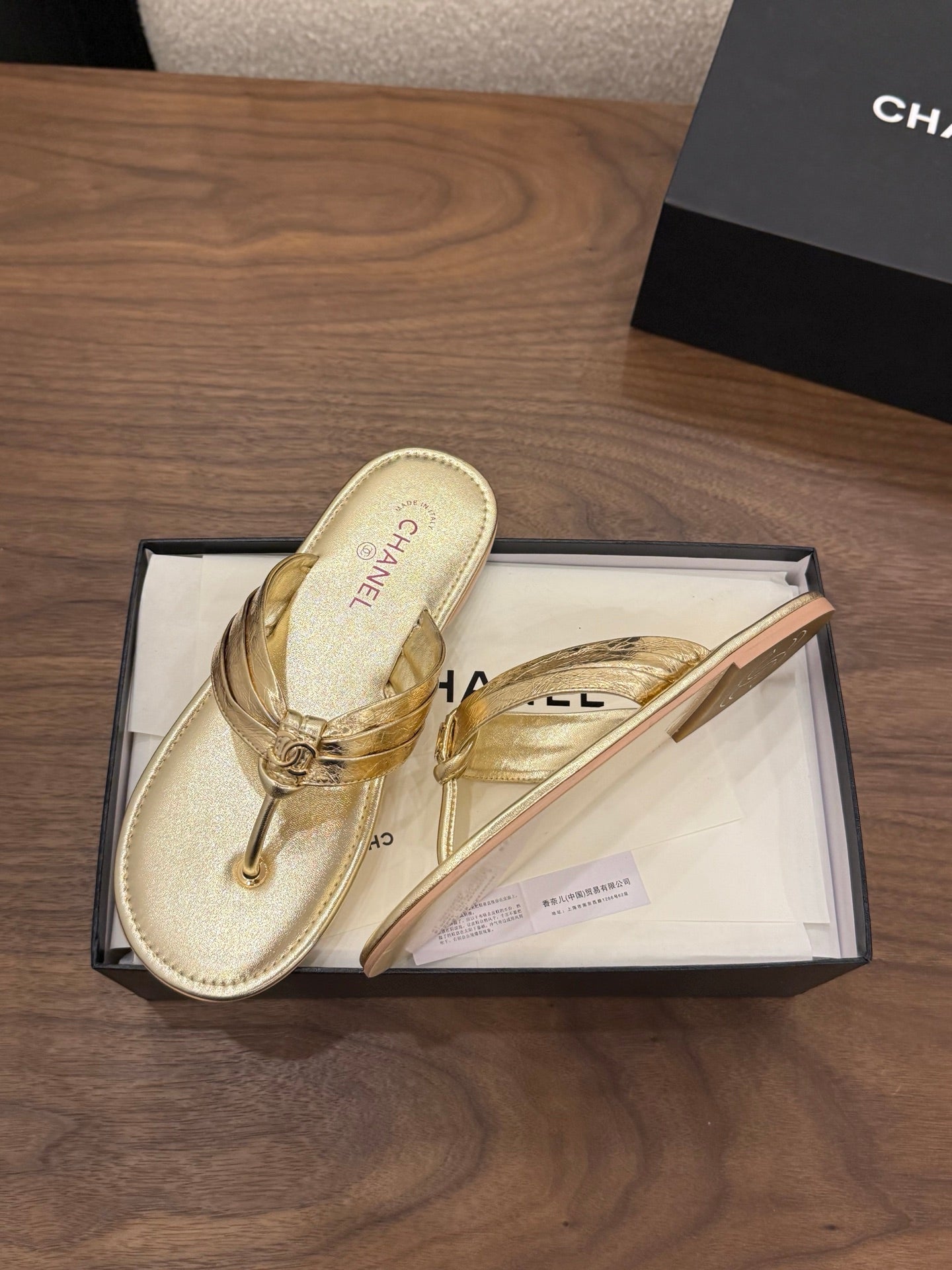 CHANEL 26S THONG SANDALS IN GOLD CALFSKIN WITH CC LOGO