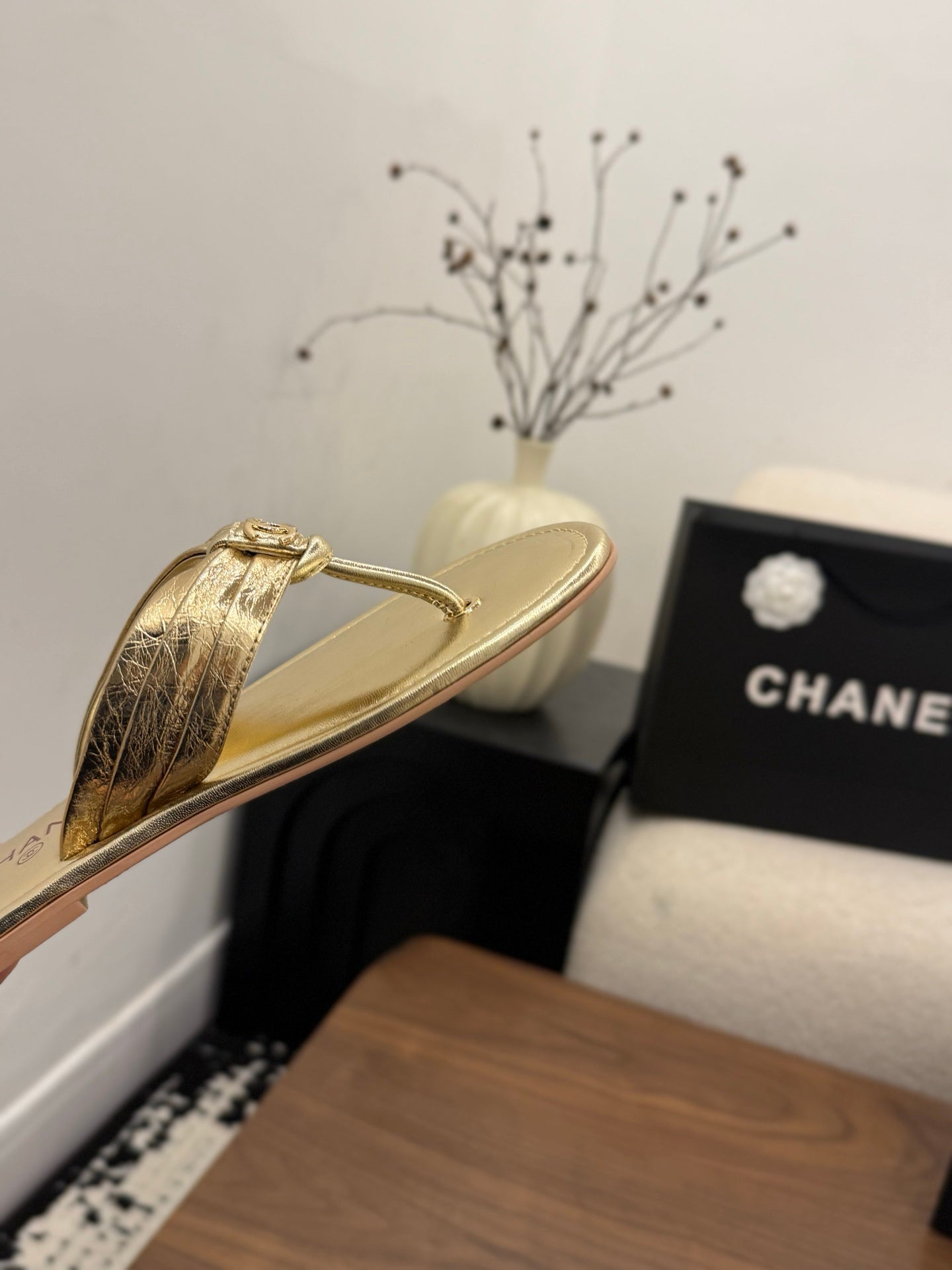 CHANEL 26S THONG SANDALS IN GOLD CALFSKIN WITH CC LOGO