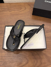 CHANEL 26S THONG SANDALS IN BLACK PATENT CALFSKIN WITH CC LOGO