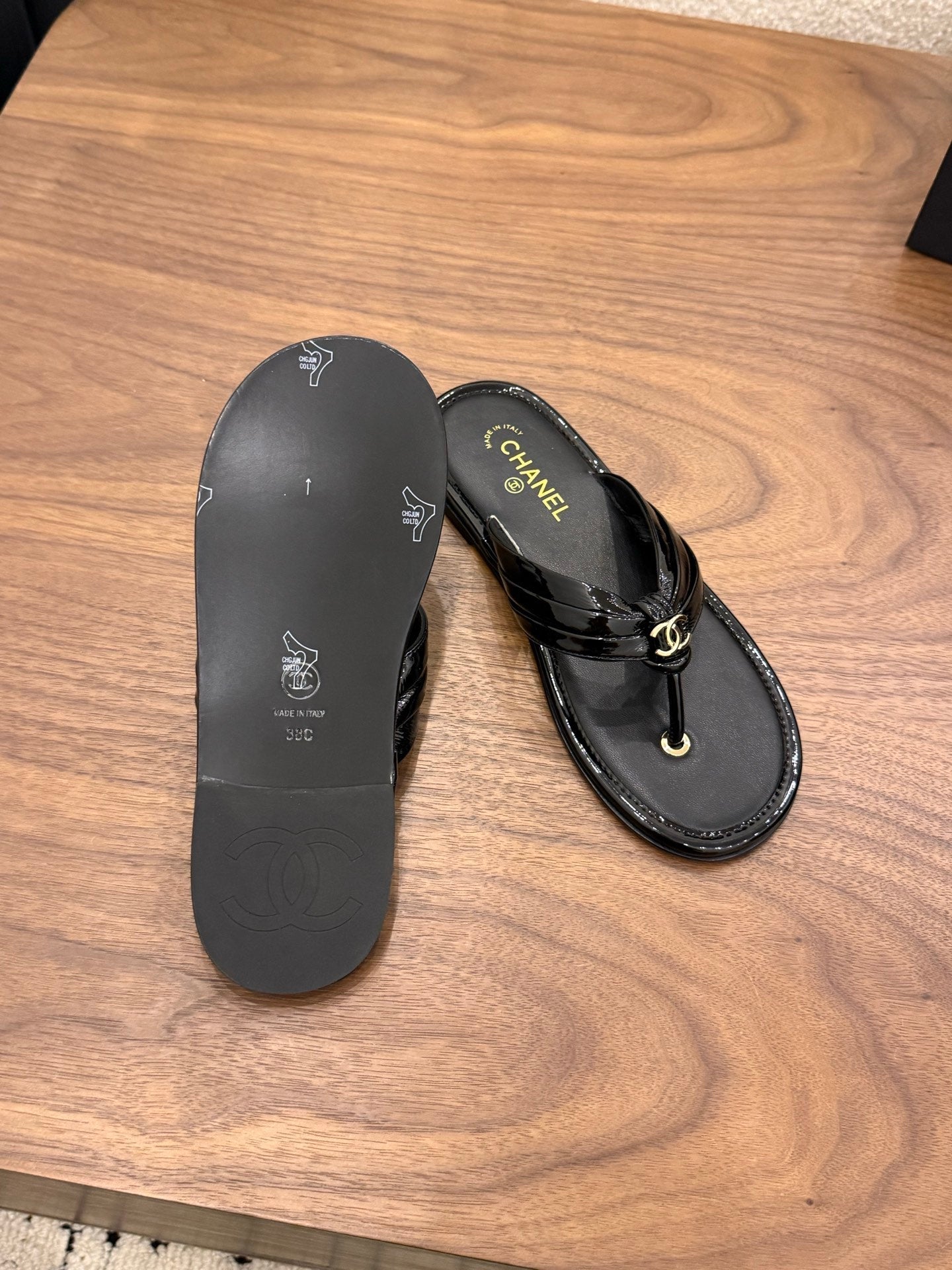 CHANEL 26S THONG SANDALS IN BLACK PATENT CALFSKIN WITH CC LOGO