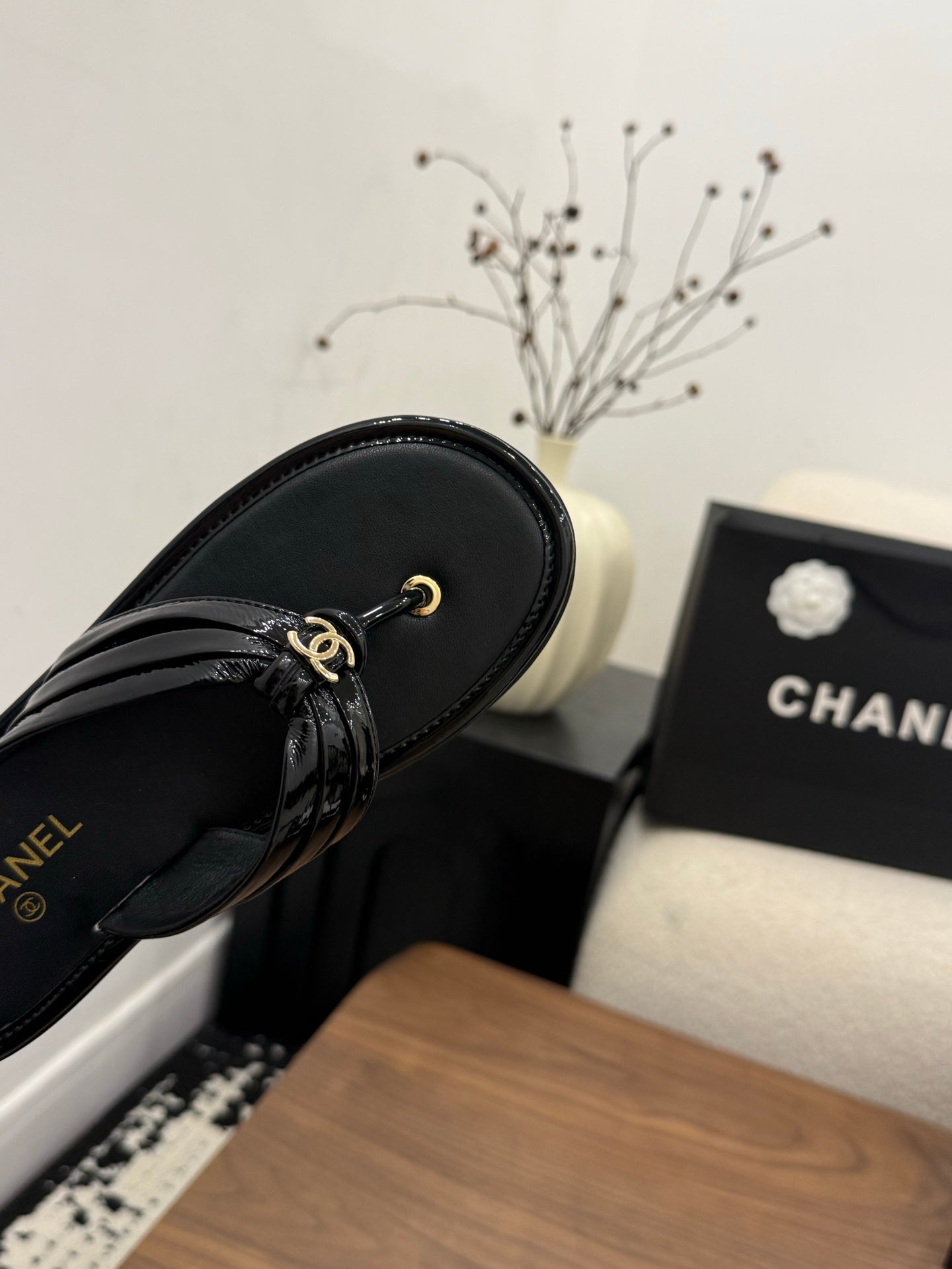 CHANEL 26S THONG SANDALS IN BLACK PATENT CALFSKIN WITH CC LOGO