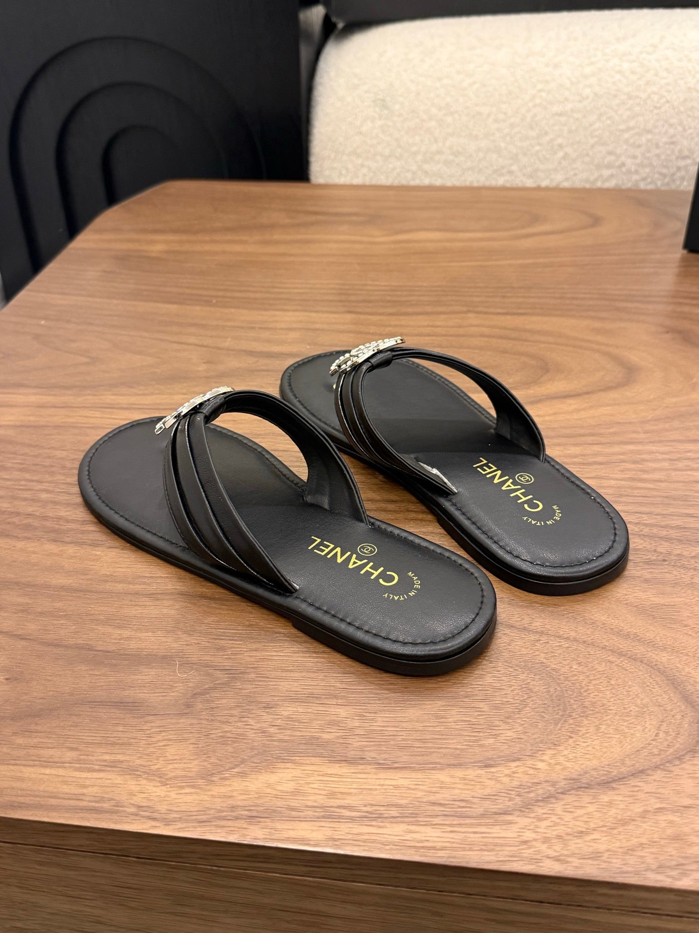 CHANEL 26S THONG SANDALS IN BLACK CALFSKIN WITH RHINESTONE CC LOGO