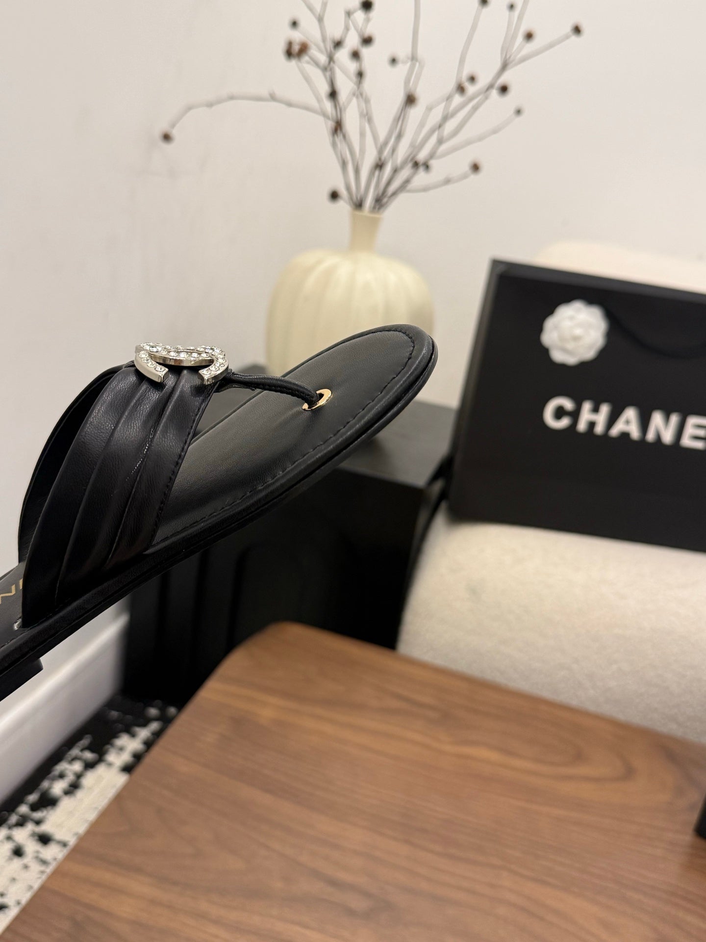 CHANEL 26S THONG SANDALS IN BLACK CALFSKIN WITH RHINESTONE CC LOGO