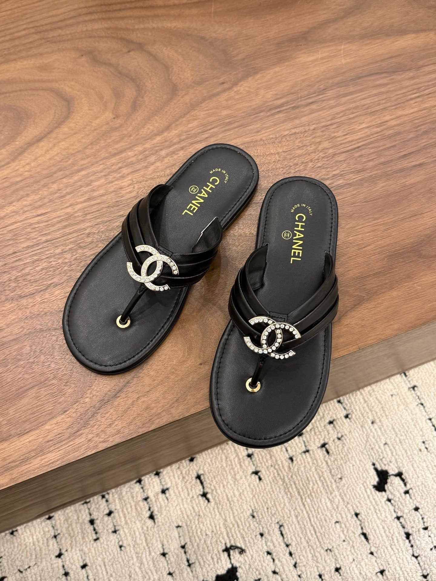 CHANEL 26S THONG SANDALS IN BLACK CALFSKIN WITH RHINESTONE CC LOGO