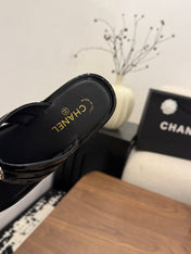 CHANEL 26S THONG SANDALS IN BLACK PATENT CALFSKIN WITH RHINESTONE CC LOGO