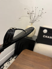 CHANEL 26S THONG SANDALS IN BLACK PATENT CALFSKIN WITH RHINESTONE CC LOGO