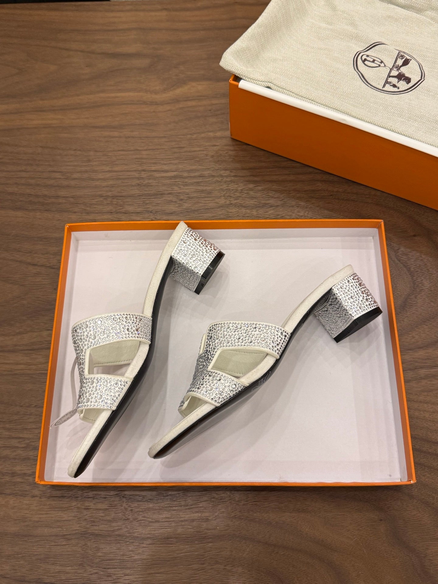 HM 26S OASIS SANDAL IN IVORY WHITE SUEDE WITH CRYSTALS