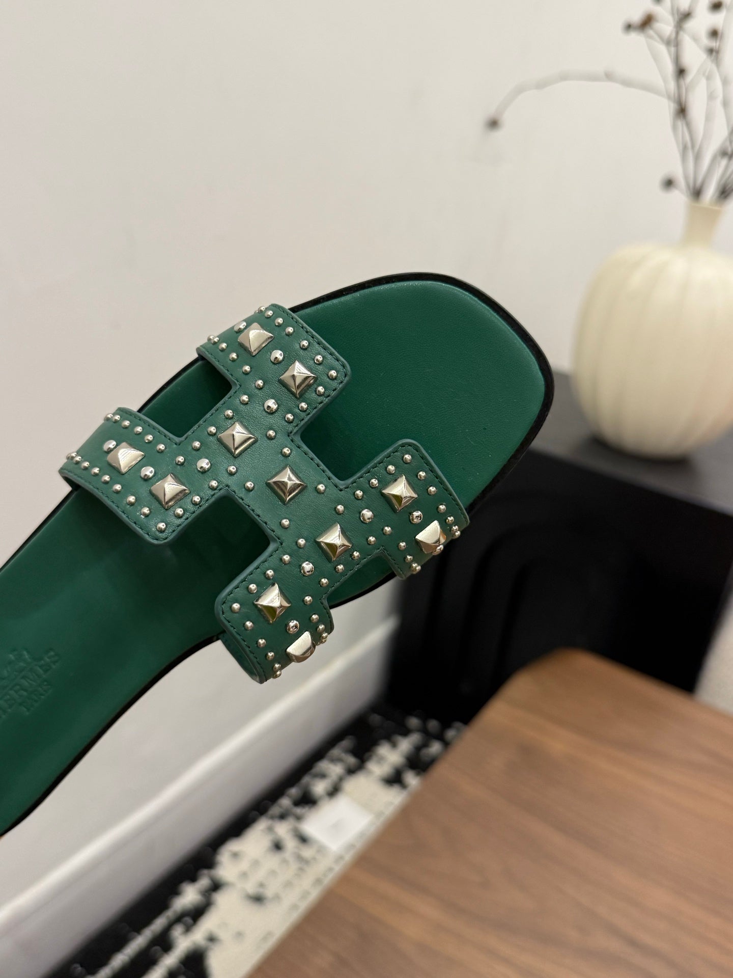 HM 26S ORAN STUDDED SANDALS IN EMERALD GREEN CALFSKIN