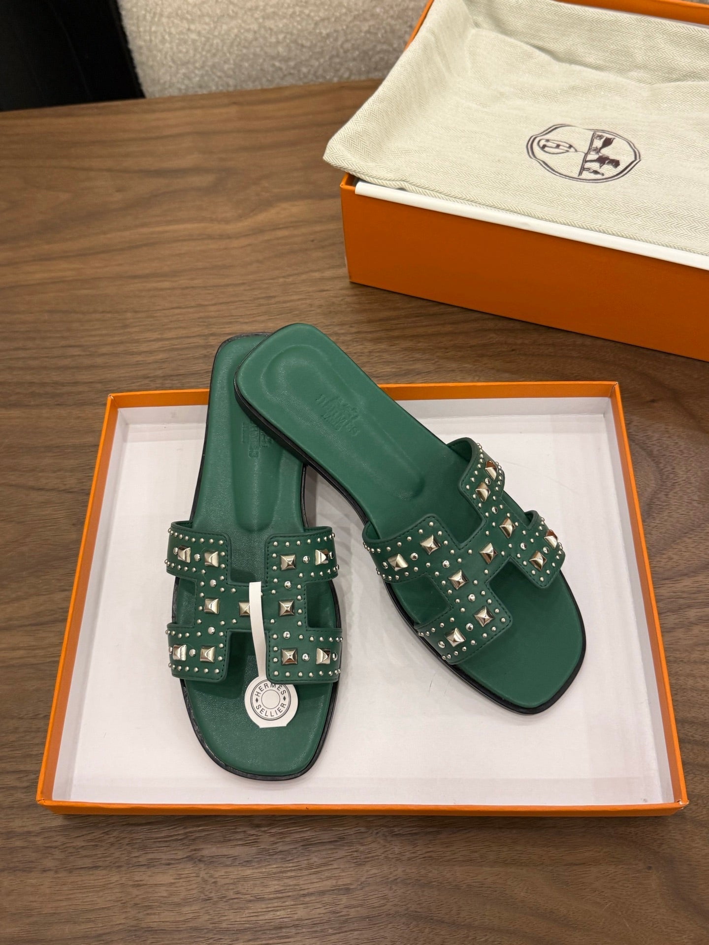 HM 26S ORAN STUDDED SANDALS IN EMERALD GREEN CALFSKIN