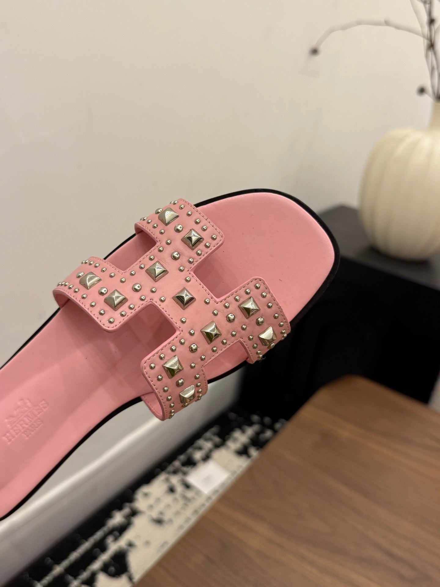 HM 26S ORAN STUDDED SANDALS IN LIGHT PINK CALFSKIN