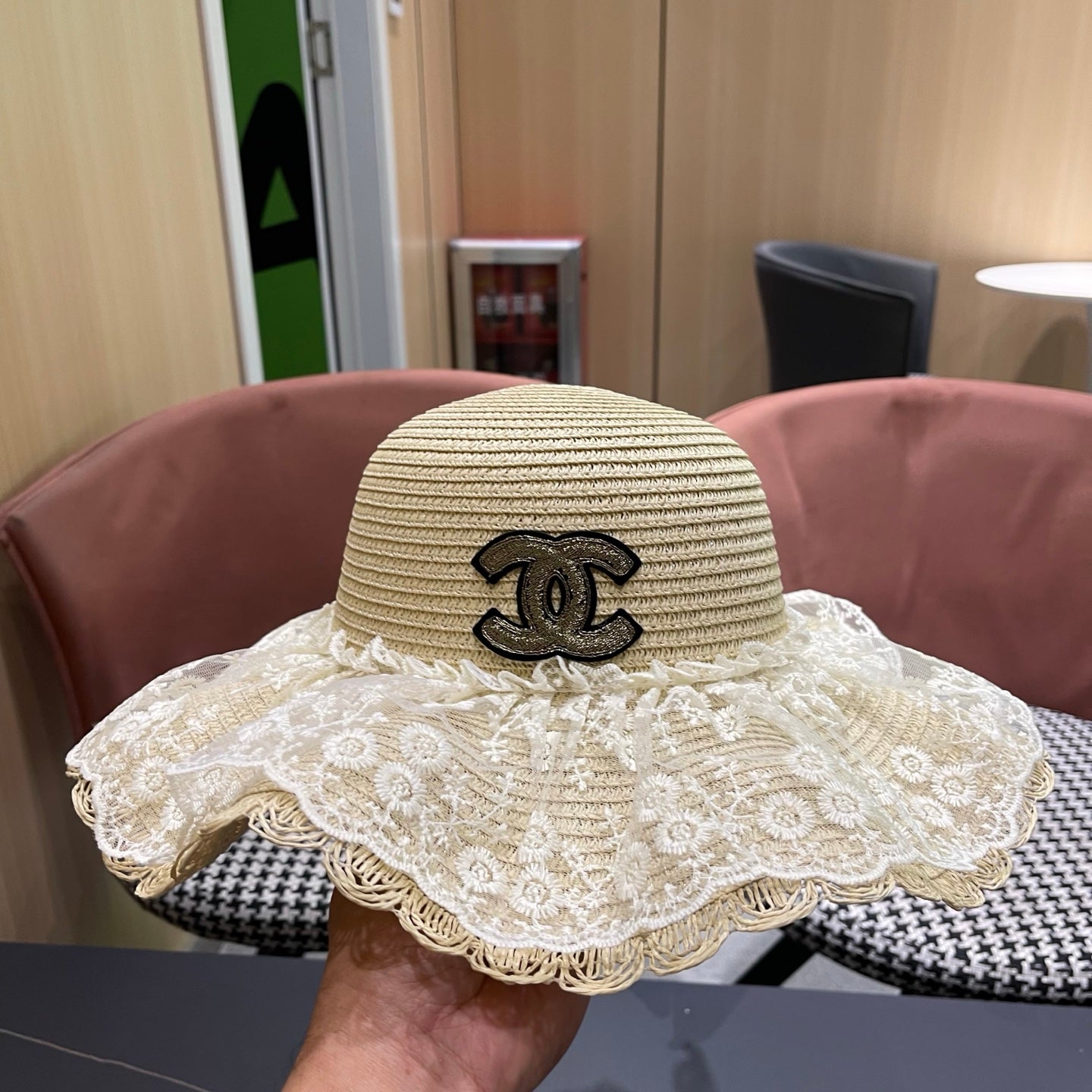 CHANEL 26S LACE-OVERLAY WIDE-BRIM STRAW HAT 335731