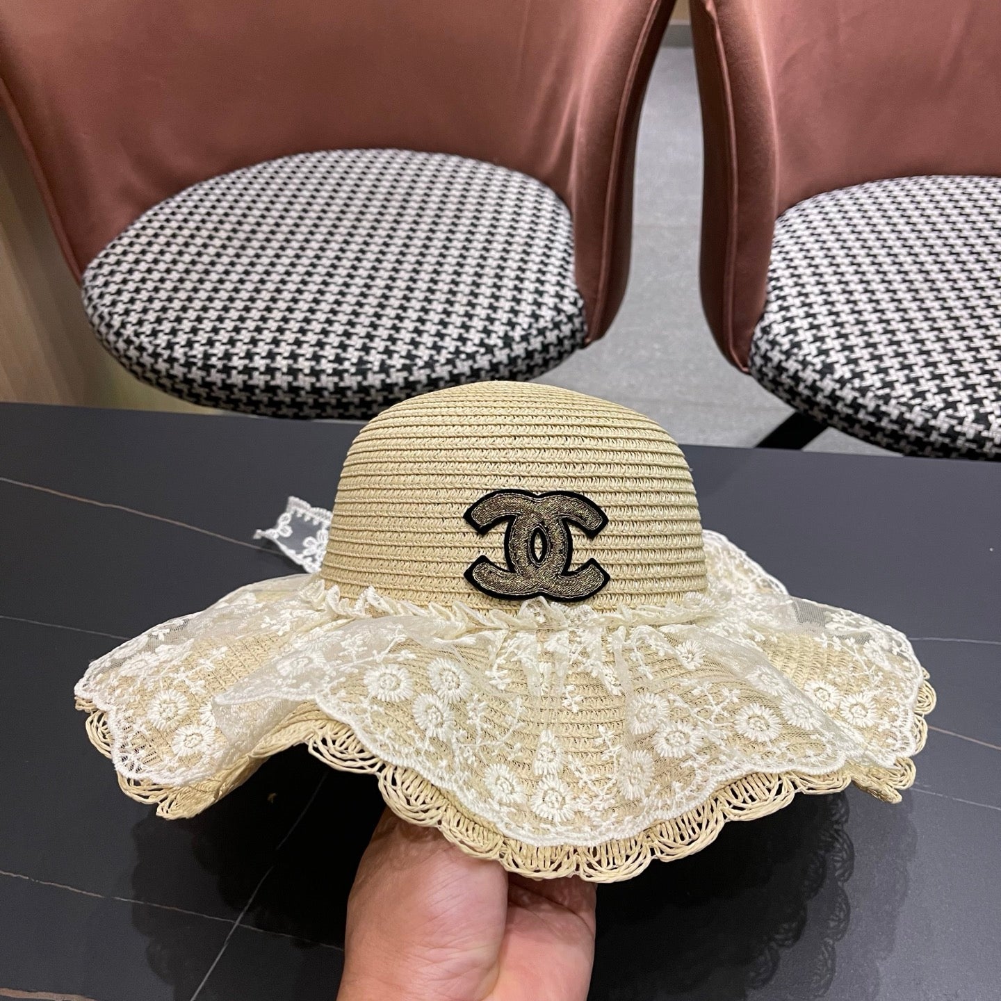 CHANEL 26S LACE-OVERLAY WIDE-BRIM STRAW HAT 335731