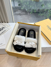 THICK-SOLDED SLIPPER IN WHITE MIX BLACK LAMB FUR