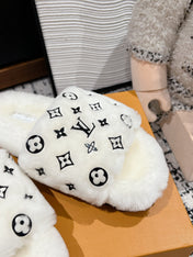 SLIPPER IN WHITE WOOL WITH BLACK LOGO
