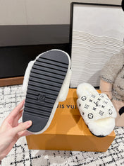 SLIPPER IN WHITE WOOL WITH BLACK LOGO