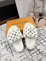 SLIPPER IN WHITE WOOL WITH BLACK LOGO