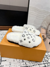 SLIPPER IN WHITE WOOL WITH BLACK LOGO