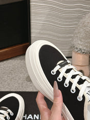 LACE-UP SNEAKERS IN BLACK CANVAS
