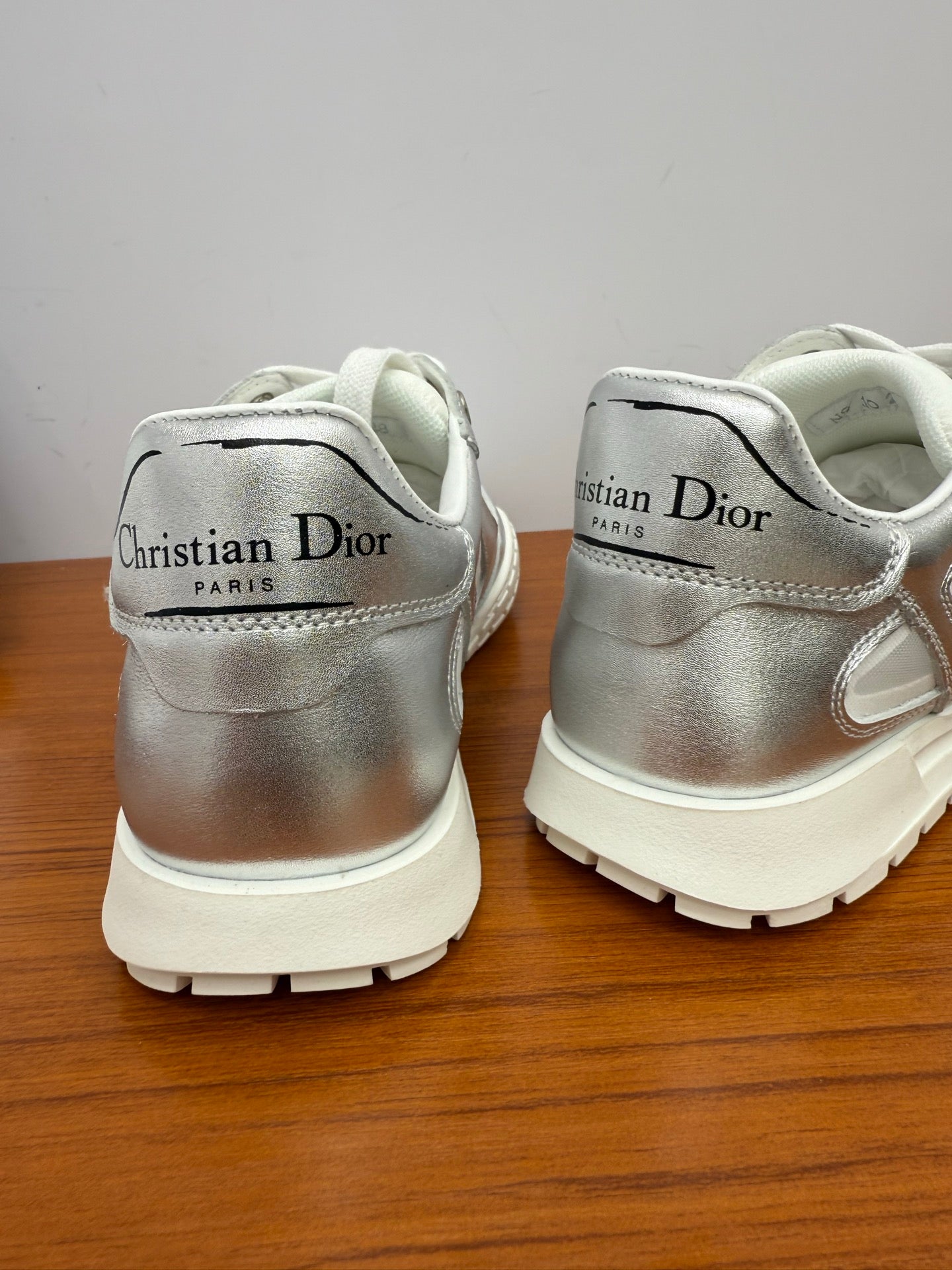 DIOR 26S SNEAKERS IN WHITE AND SILVER CALFSKIN AND MESH