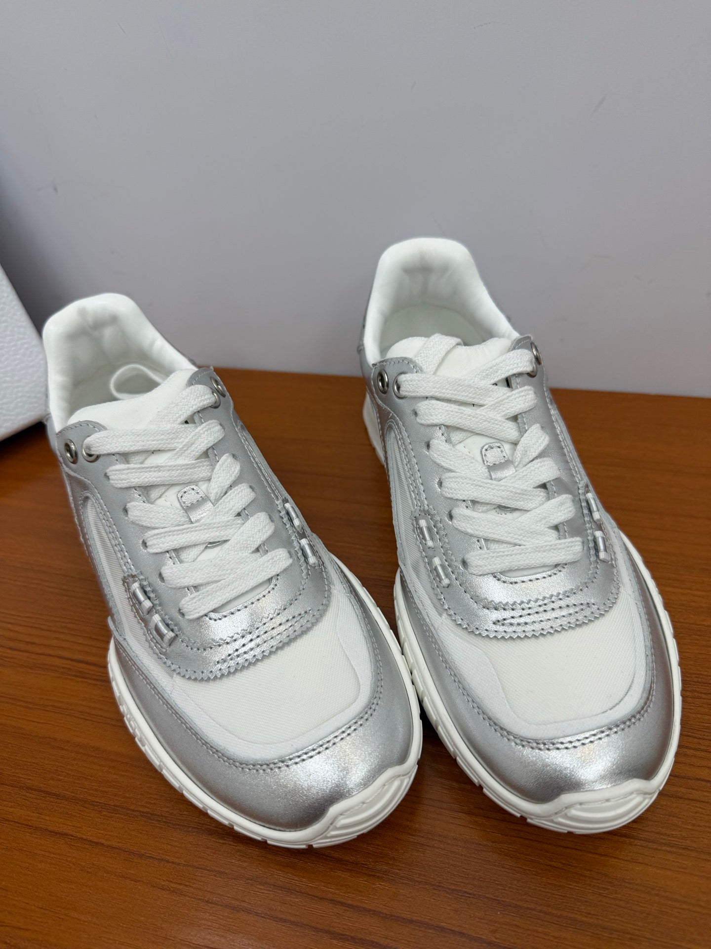 DIOR 26S SNEAKERS IN WHITE AND SILVER CALFSKIN AND MESH