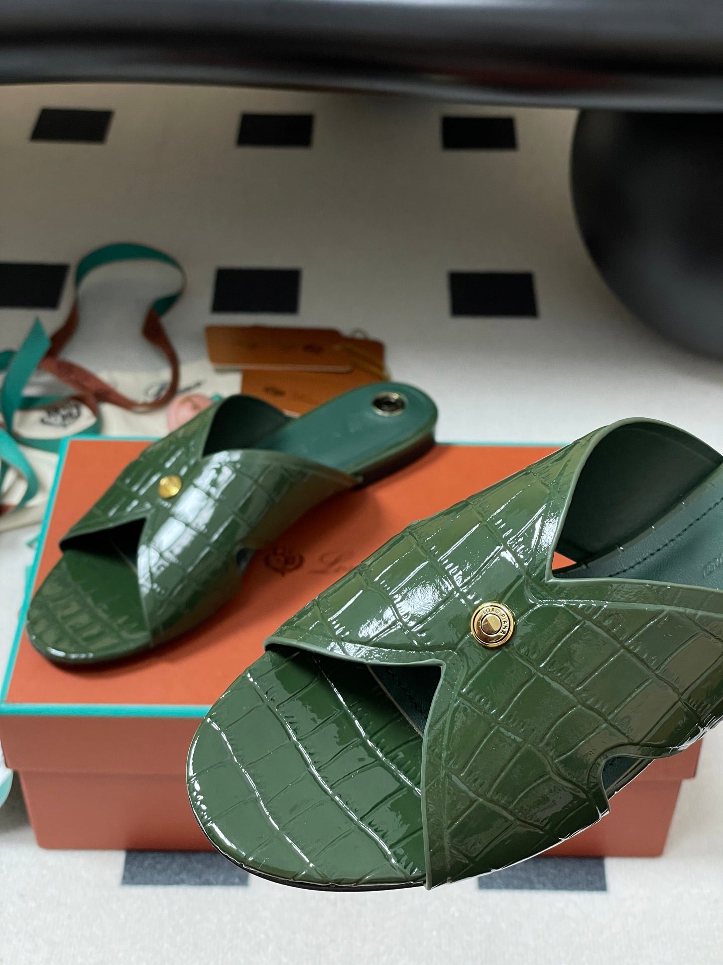 FLAT SLIPPERS IN MOSS GREEN CALFSKIN SNAKE EMBOSSING