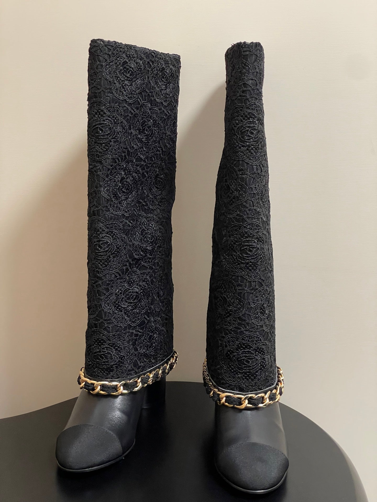 CC FLORAL BOOTS 60MM IN BLACK CALFSKIN WITH GOLD CHAIN
