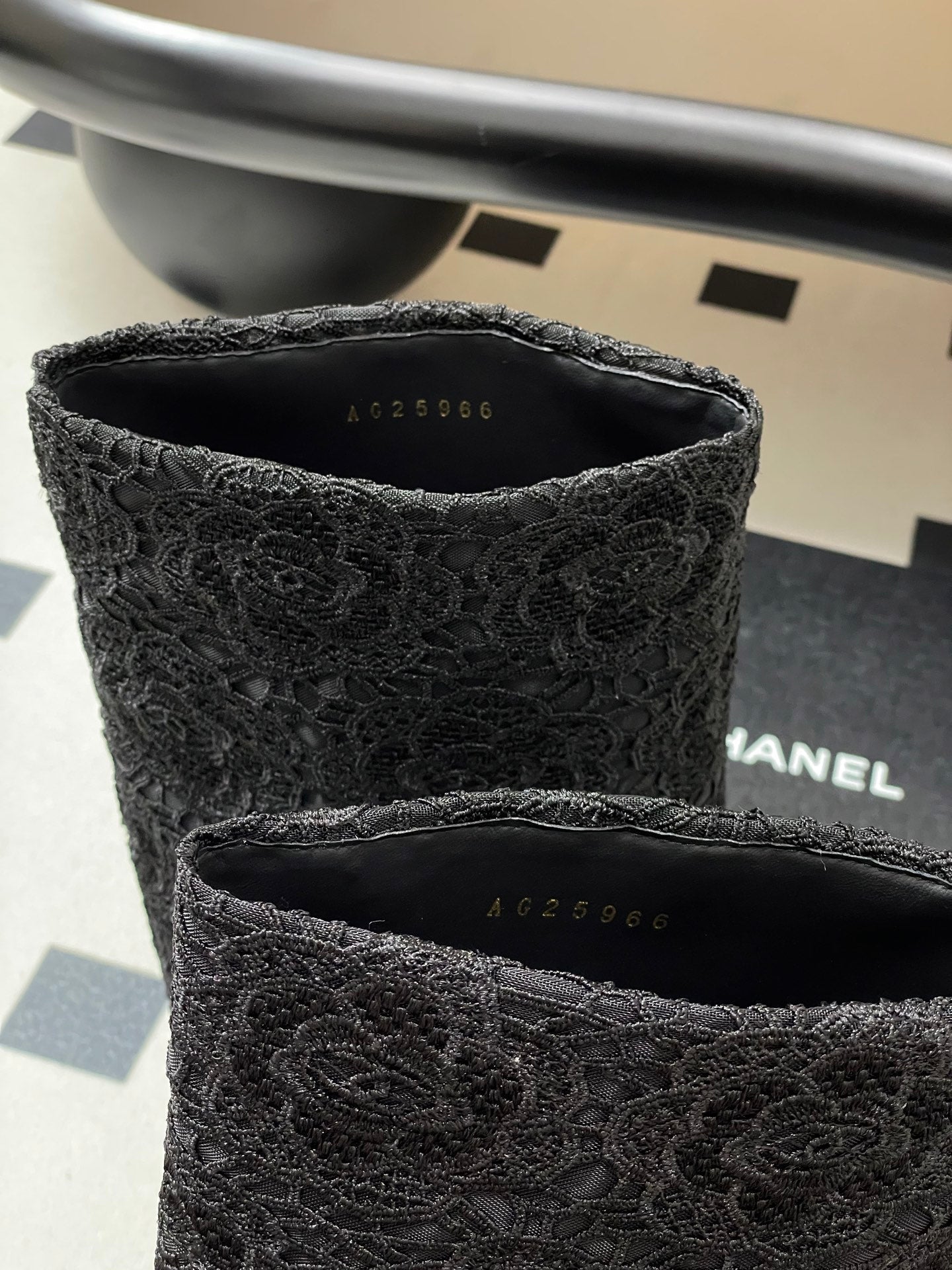 CC FLORAL BOOTS 60MM IN BLACK CALFSKIN WITH GOLD CHAIN