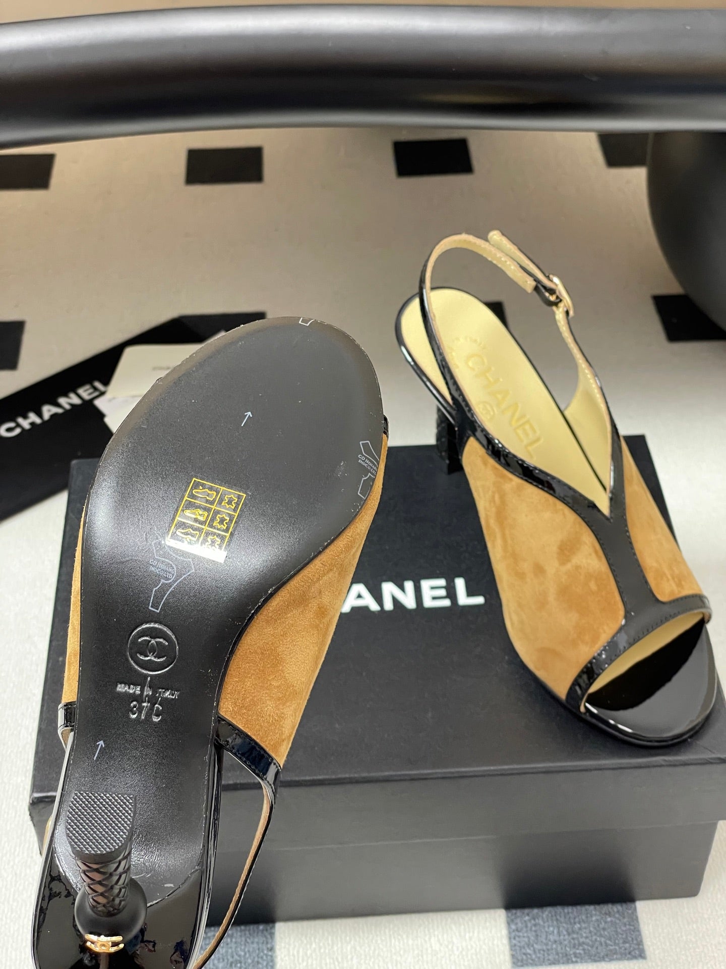 CC HIGH HEELS 85MM IN BROWN AND BLACK SUEDE