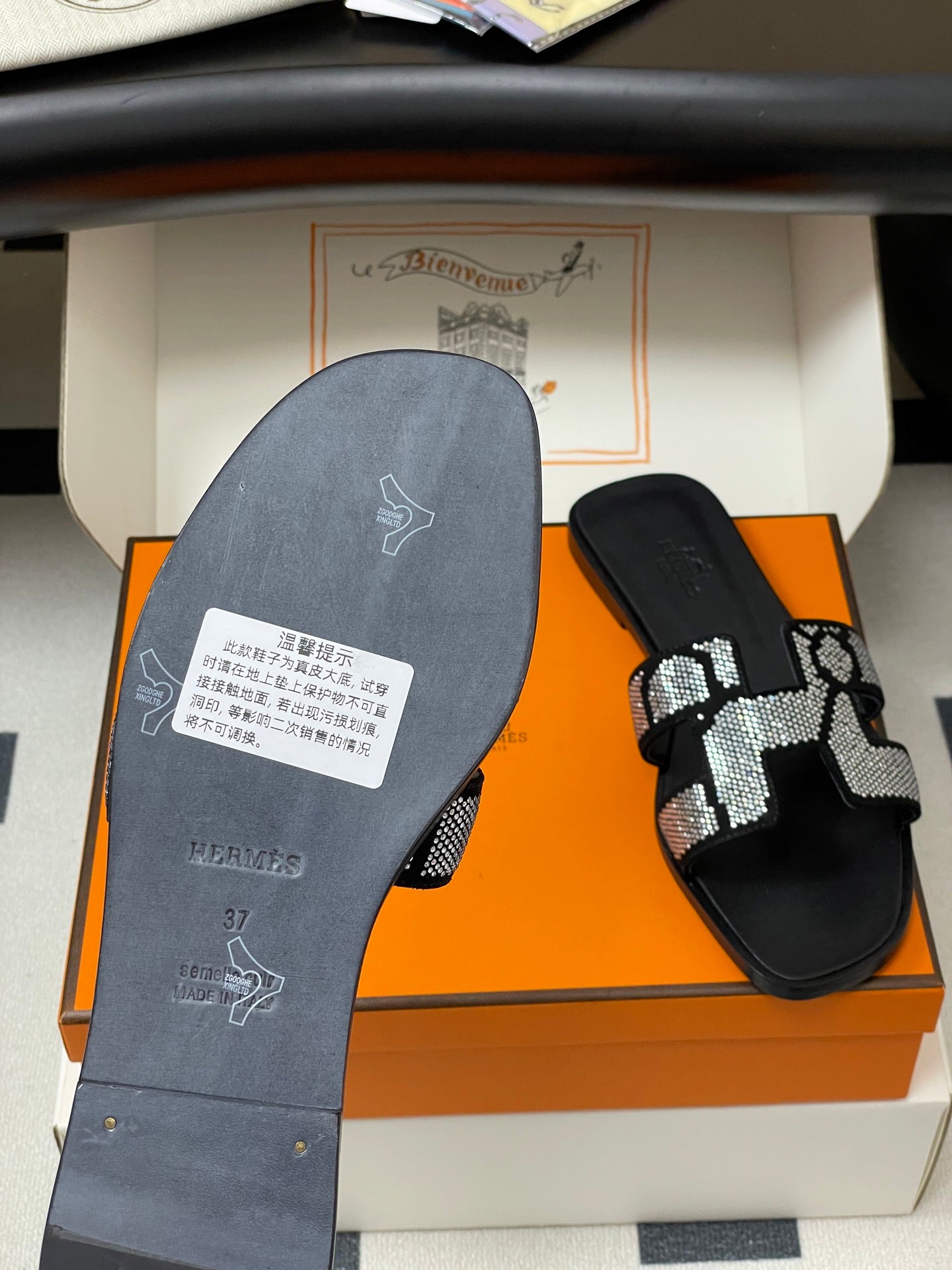 HM 25S ORAN SANDAL IN BLACK LAMBSKIN WITH WHITE STONE DETAILS