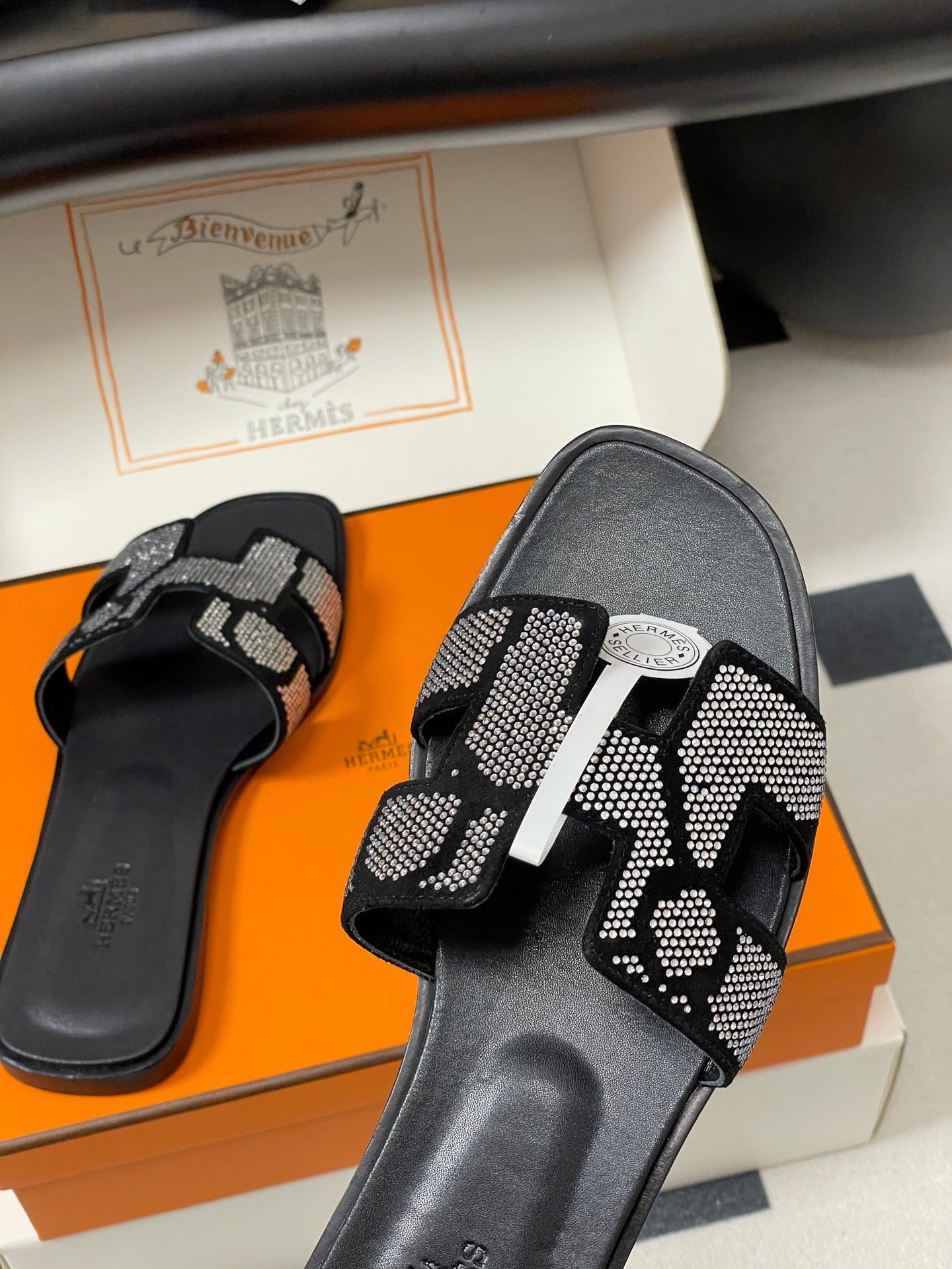 HM 25S ORAN SANDAL IN BLACK LAMBSKIN WITH WHITE STONE DETAILS