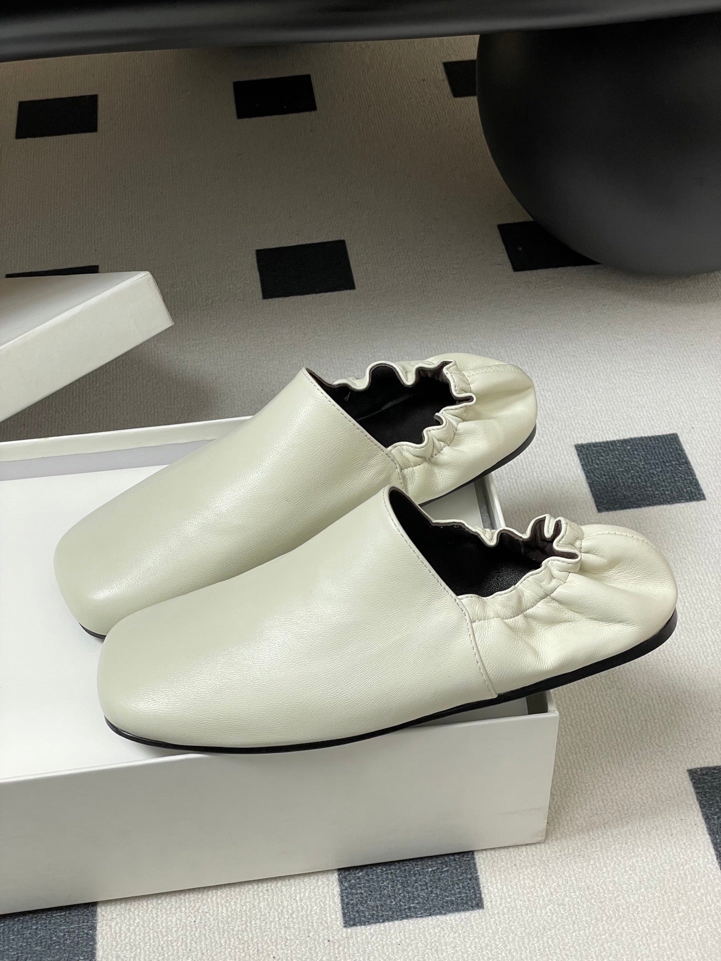 CELINE 26S ELASTIC-BACK FLAT SHOES IN WHITE LAMBSKIN