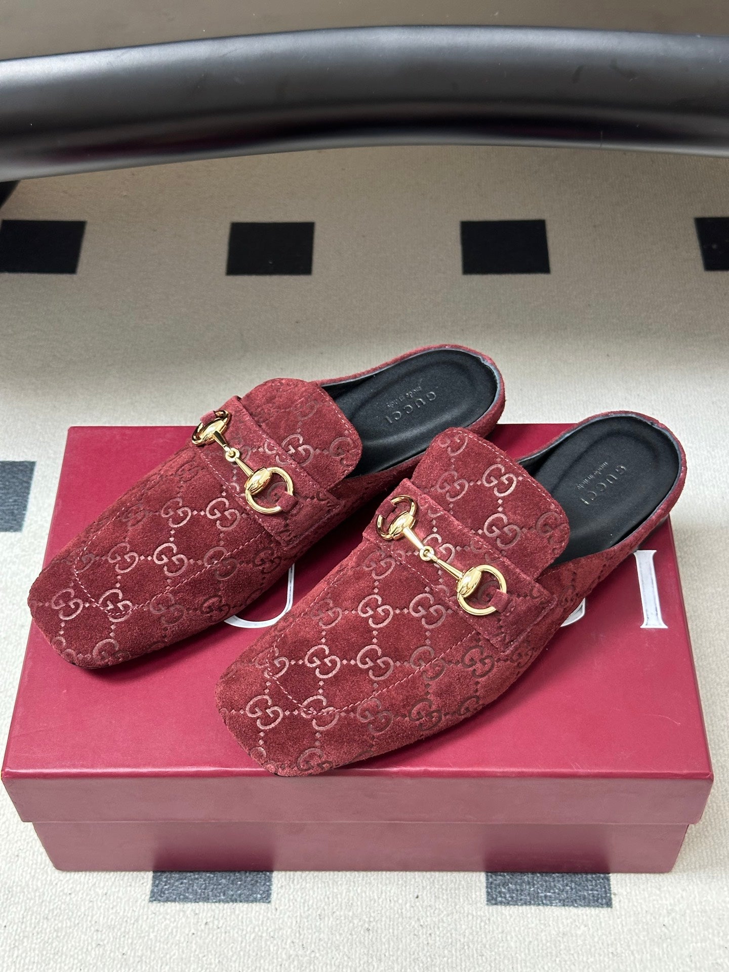 GUCCI 26S HORSEBIT LOAFER MULES IN RED SUEDE