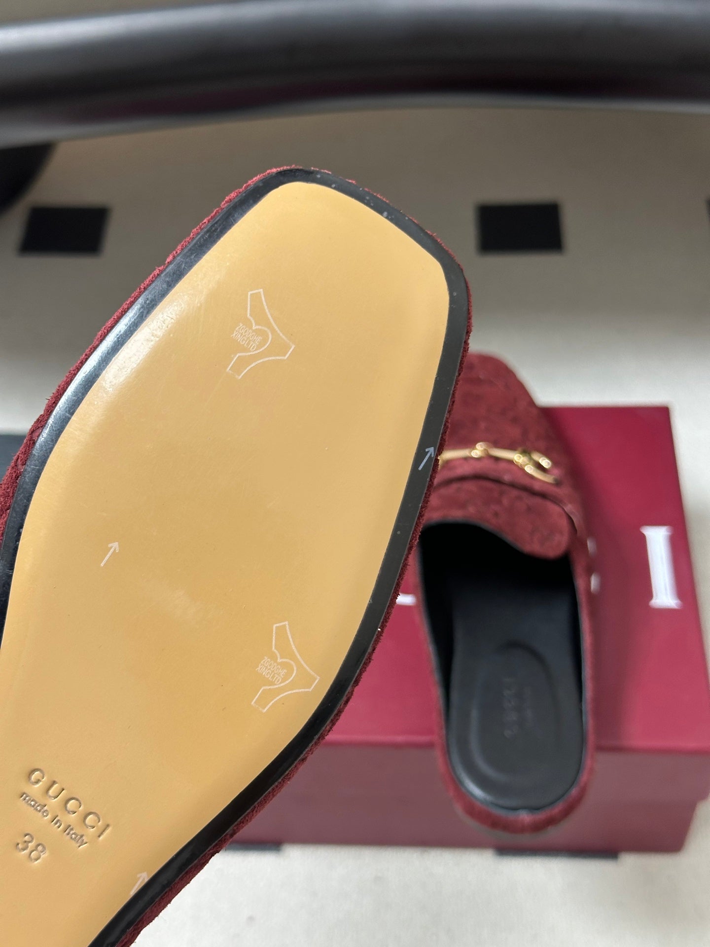 GUCCI 26S HORSEBIT LOAFER MULES IN RED SUEDE