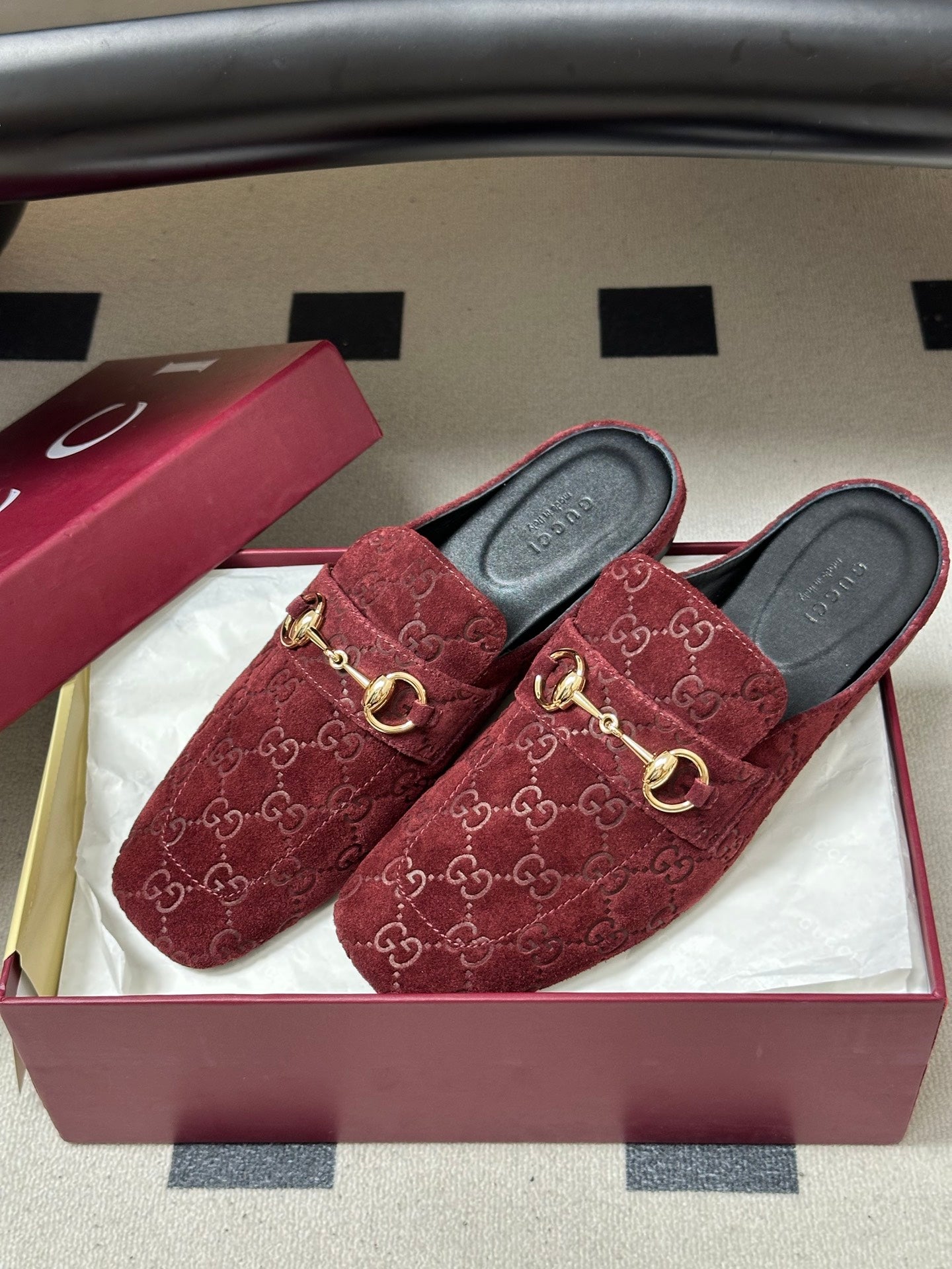 GUCCI 26S HORSEBIT LOAFER MULES IN RED SUEDE