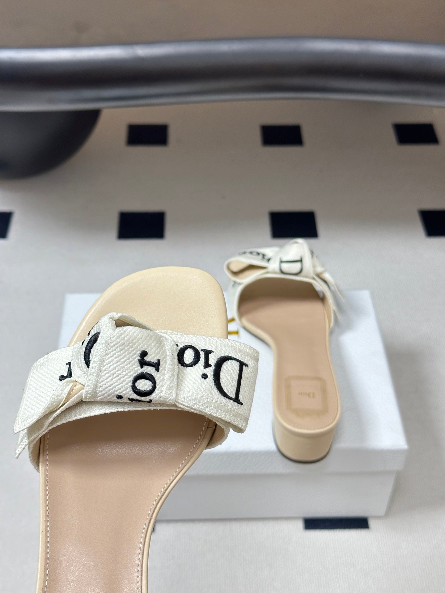 DIOR 26S J'ADIOR HEELED SLIDE 35MM IN BEIGE AND WHITE EMBROIDERED COTTON