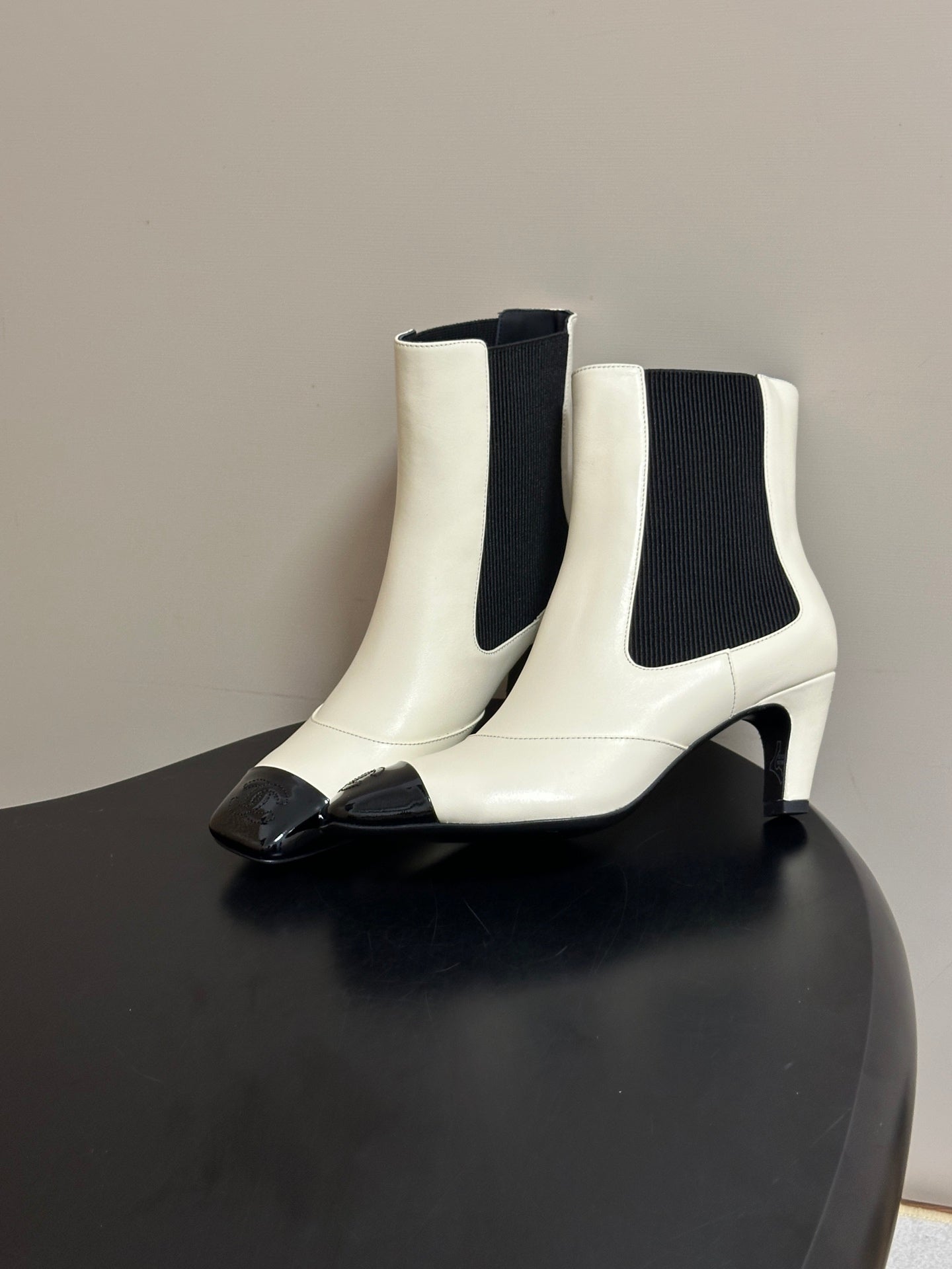 CHANEL 26S ANKLE BOOTS 60 MM IN WHITE CALFSKIN AND BLACK PATENT