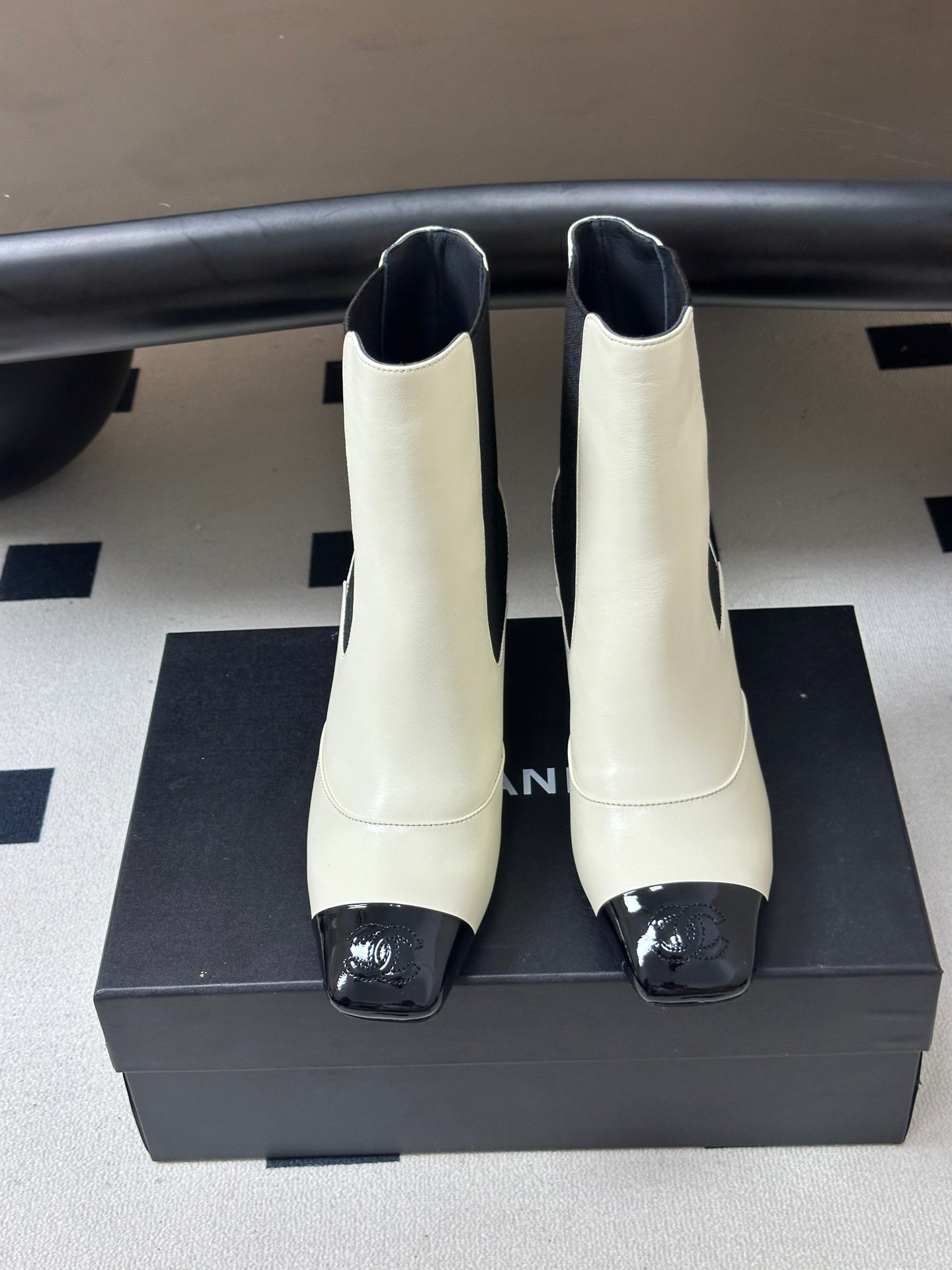 CHANEL 26S ANKLE BOOTS 60 MM IN WHITE CALFSKIN AND BLACK PATENT
