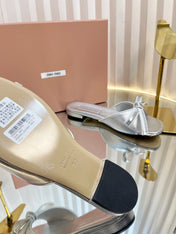 SLIDES SANDALS IN SILVER PATENT CALFSKIN BOW IN TRAP
