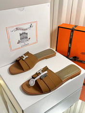 HM 26S ORAN SANDALS IN CARAMEL BROWN EPSOM CALFSKIN SILVER HARDWARE