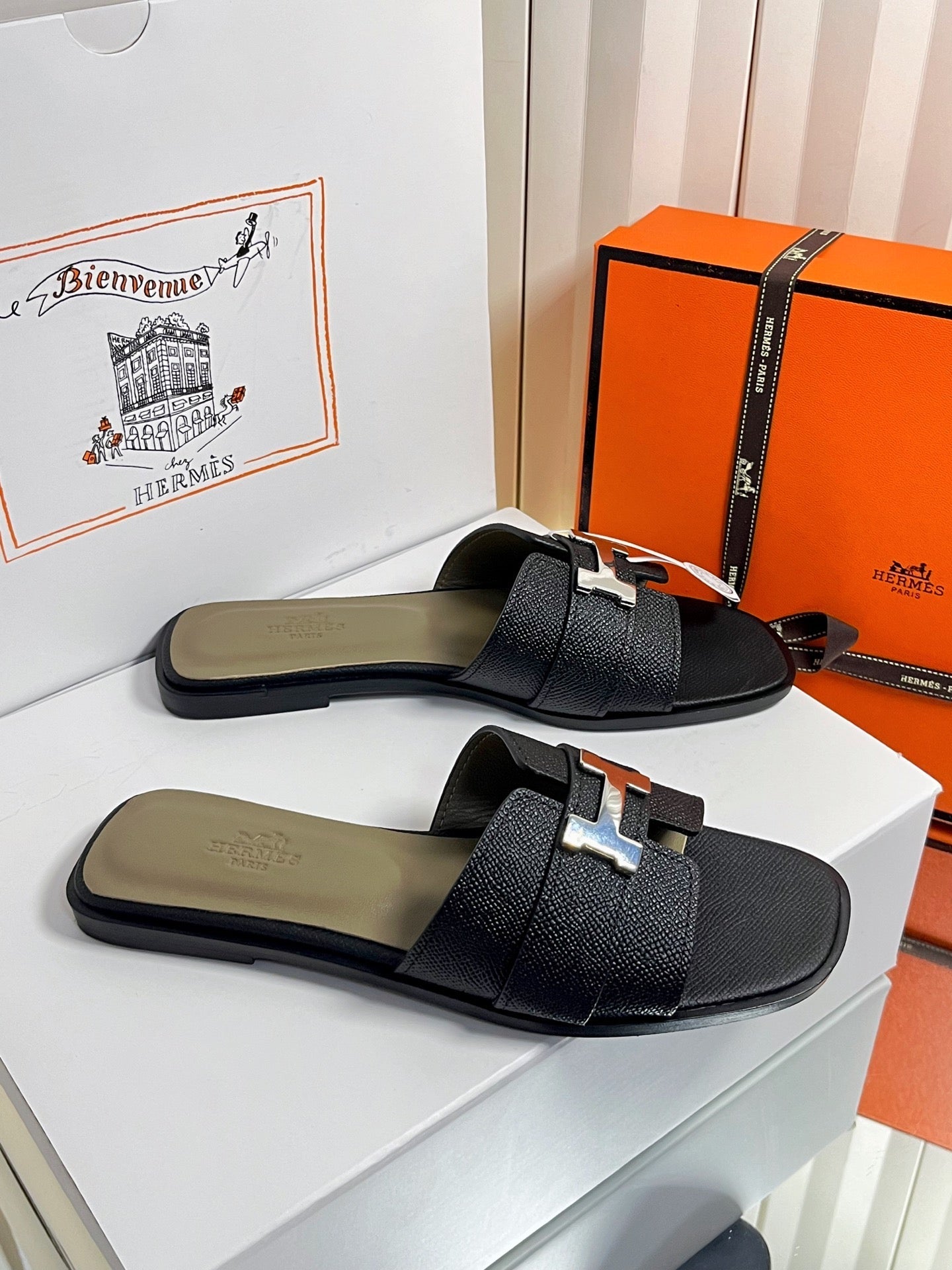 HM 26S ORAN SANDALS IN BLACK EPSOM CALFSKIN SILVER HARDWARE