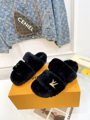 HALF MULE SLIPPERS IN BLACK FLEECE FEATURING METALLIC LOGO