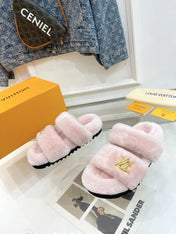 HALF MULE SLIPPERS IN LIGHT PINK FLEECE FEATURING METALLIC LOGO