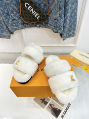 HALF MULE SLIPPERS IN WHITE FLEECE FEATURING METALLIC LOGO