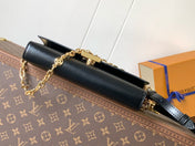 WALLET ON CHAIN CAPUCINES 23 IN BLACK SMOOTH CALFSKIN GOLD HARDWARE