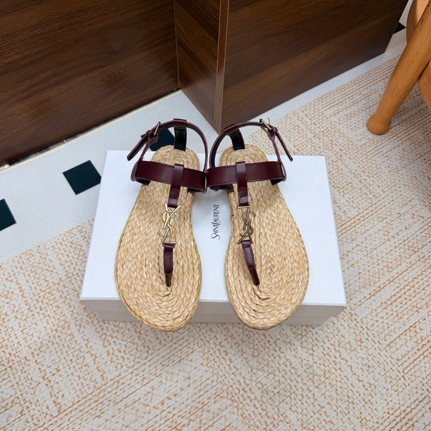 YSL 26S THONG SANDALS IN BEIGE RAFFIA AND BURGUNDY CALFSKIN