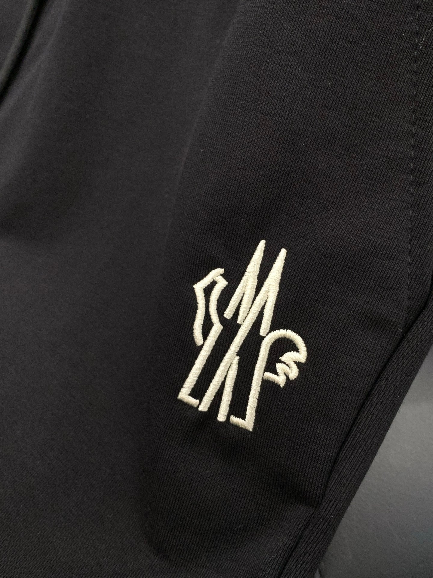 MONCLER 26S SHORTS 592