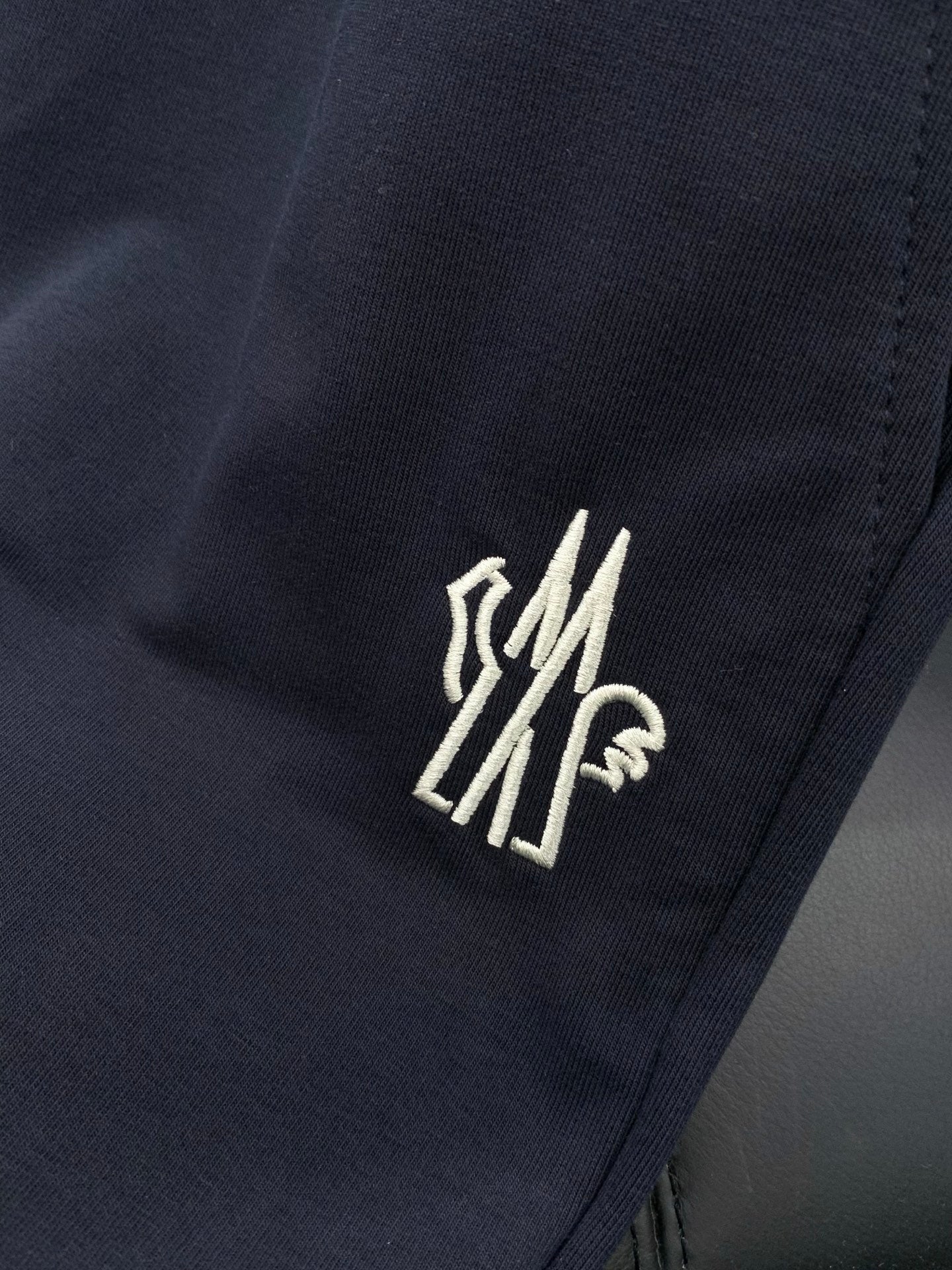 MONCLER 26S SHORTS 591