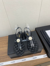 CC THONG SANDAL IN BLACK LAMBSKIN WITH PEARL FLOWER