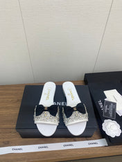 BOW SLIPPERS IN WHITE LAMBSKIN WITH RHINESTONES