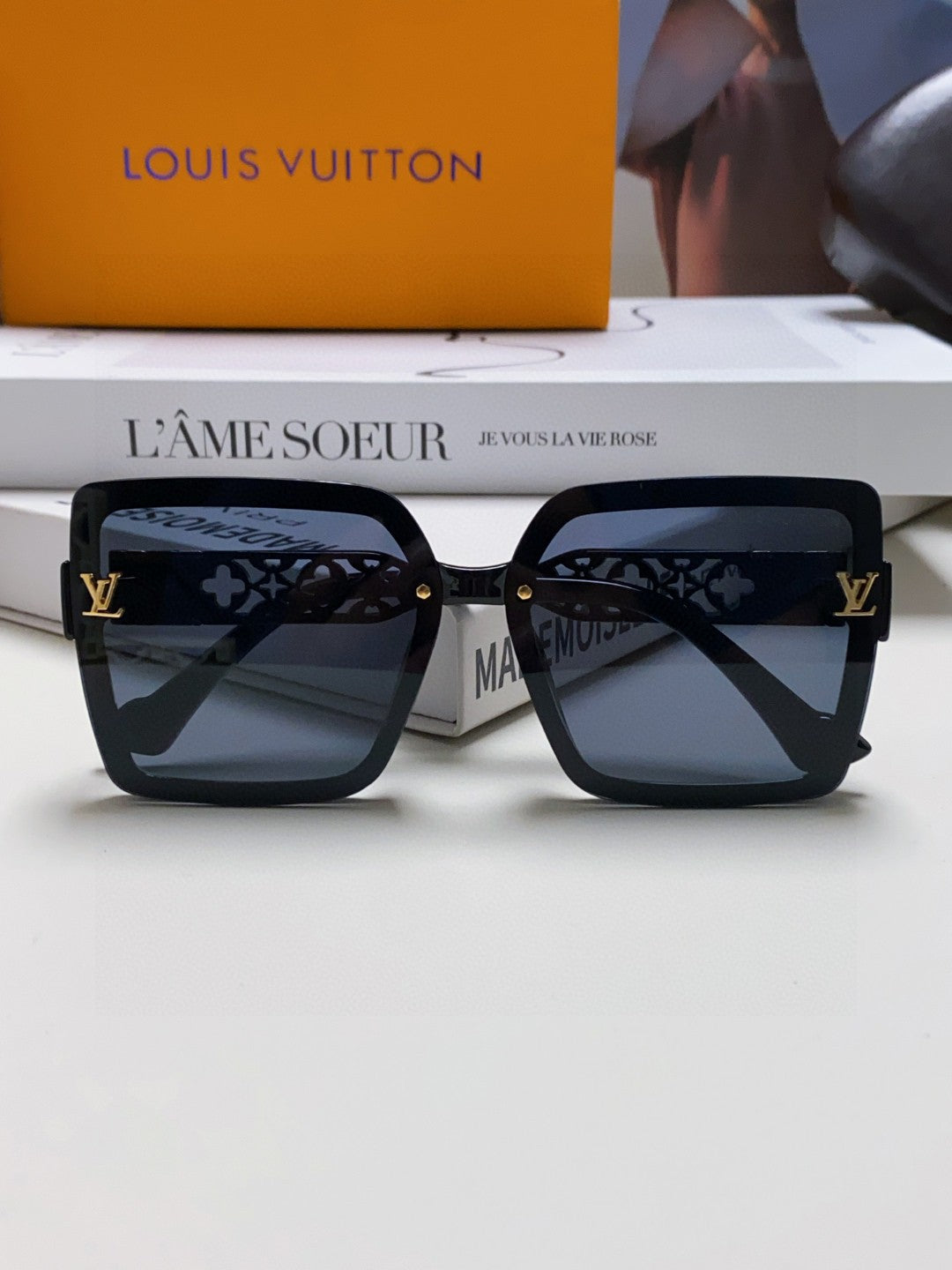SQUARE SUNGLASS 567456 IN BLACK ACETATE EMBOSSED LOGO